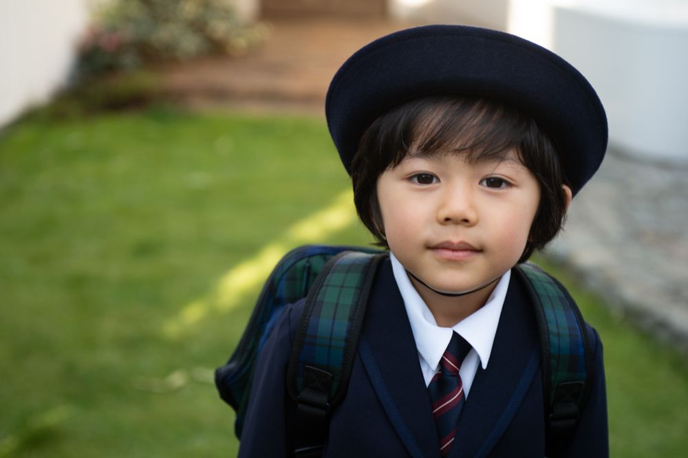 通園帽子をかぶった男の子