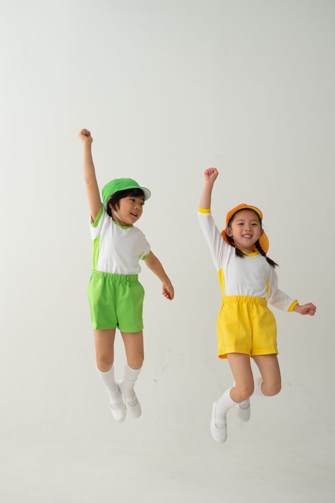 体操服でジャンプする園児