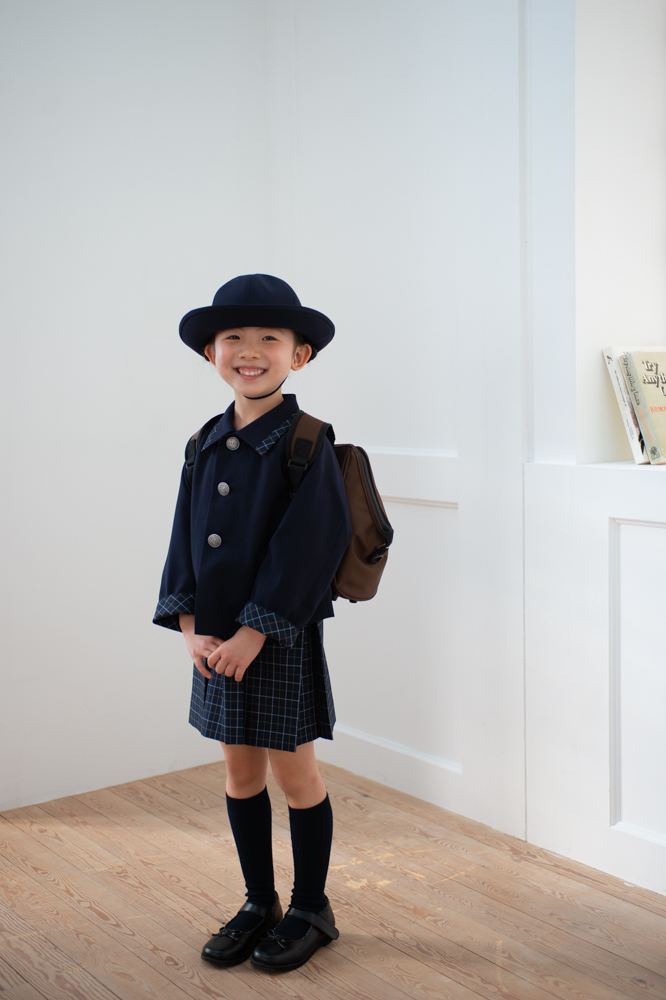 通園リュックを背負って笑う女の子