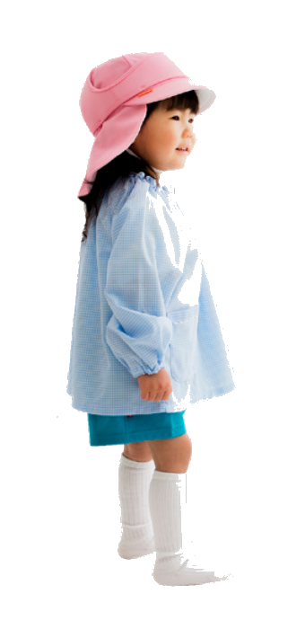 ピンクのまもる君をかぶり、少し後ろ向きに立つ女の子