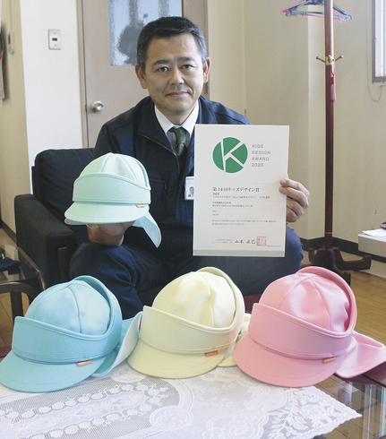 まもる君とキッズデザイン賞の賞状を手にする、開発者の中村大二郎